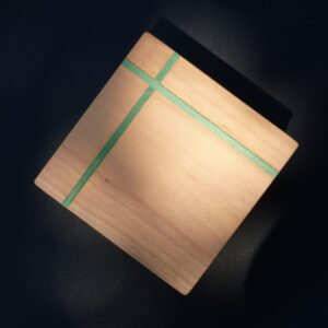 Boîte Couleur La Carrée en Merisier – Lignes Vertes