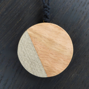 Collier Talisman en Chêne rouge – Chemin d’harmonie