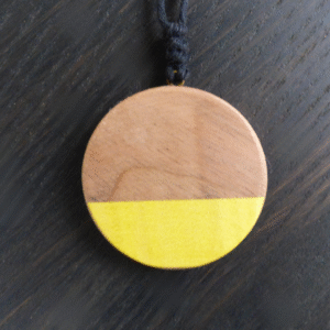 Collier Talisman en Noyer – Chemin d’harmonie