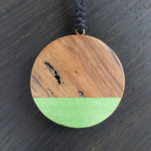 Collier Talisman en Noyer – Chemin d’harmonie
