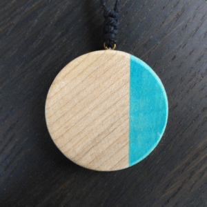 Collier Talisman en Érable – Chemin d’harmonie