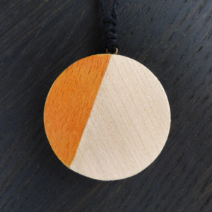 Collier Talisman en Érable – Chemin d’harmonie