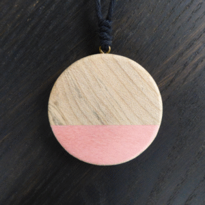 Collier Talisman en Érable – Chemin d’harmonie