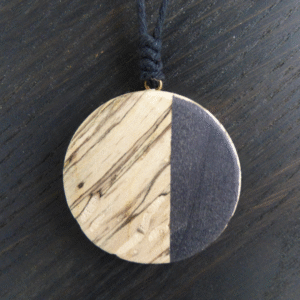 Collier Talisman en Érable échauffé – Chemin d’harmonie