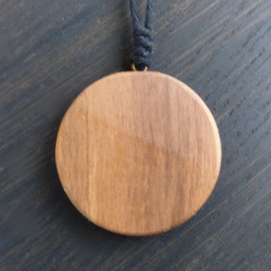 Collier Talisman en Noyer – Bois Pur