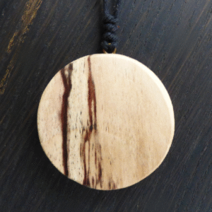 Collier Talisman en Noyer échauffé – Bois Pur