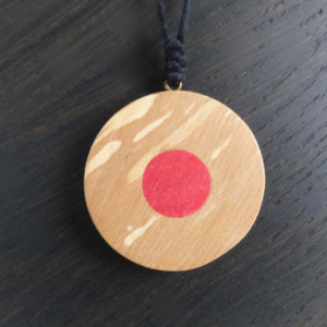 Collier Talisman en Alisier – Cœur vibrant