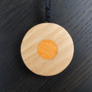 Collier Talisman en Châtaignier – Cœur vibrant