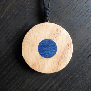 Collier Talisman en Chêne rouge – Cœur vibrant