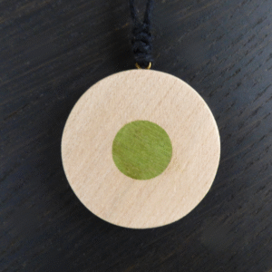 Collier Talisman en Érable – Cœur vibrant