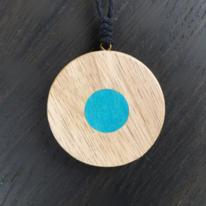 Collier Talisman en Noyer échauffé – Cœur vibrant