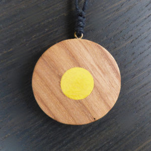 Collier Talisman en Orme – Cœur vibrant