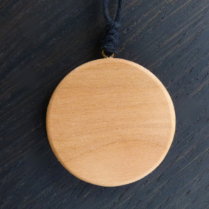Collier Talisman en Merisier – Bois Pur